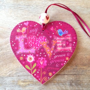Enviado desde el corazón de San Valentín. Corazón de madera ilustrado. Opción de envío directo. Regalo envuelto con perla pintada a mano. Etiqueta personalizada.