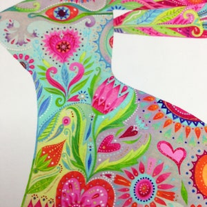 Op de afbeelding: Een kleurrijke illustratie van een gestileerd bloemmotief met harten, bloemen en bladeren. Het ontwerp is geschilderd in tinten roze, rood, groen, blauw en geel.