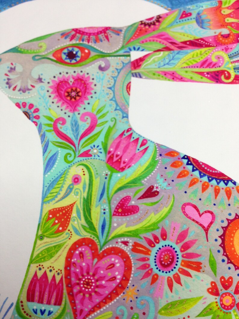 Op de afbeelding: Een kleurrijke illustratie van een gestileerd bloemmotief met harten, bloemen en bladeren. Het ontwerp is geschilderd in tinten roze, rood, groen, blauw en geel.