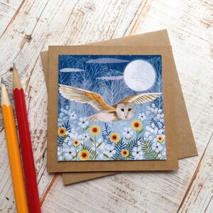 Hibou volant de grange et carte de voeux de lune. Fabriqué à la main à partir de mon œuvre d’art originale. Conception imprimée sur carte Kraft et enveloppe Kraft assortie.9cm sq