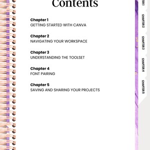 Op de afbeelding: Een boek met een paars en gouden marmerpatroon met een inhoudsopgave met vijf hoofdstukken. De hoofdstukken zijn getiteld "Getting Started with Canva", "Navigating Your Workspace", "Understanding the Toolset", "Font Pairing" en "Saving and Sharing Your Projects".