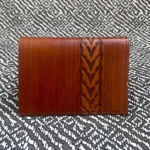 Cartera vintage de cuero plegable para hombre con detalle de herramientas