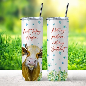 Può includere: Due bicchieri in acciaio inossidabile con sfondo bianco e un'illustrazione di una mucca. Il bicchiere a sinistra ha il testo "Not Today Heifer." Il bicchiere a destra ha il testo "Not my pasture, not my Bullshit."