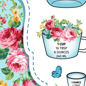 Może przedstawiać: Ilustracja jasnoniebieskiego kubka z miarką z kwiatowym wzorem i napisem "1 CUP, 16 TBSP, 8 OUNCES, 240 ML". Kubek jest ozdobiony r&oacute;żowymi i czerwonymi r&oacute;żami, ż&oacute;łtymi i niebieskimi kwiatami.
