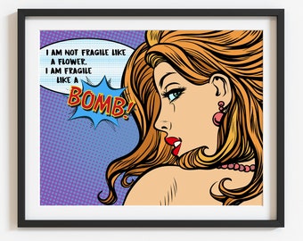 Könnte beinhalten: Eine Illustration im Pop-Art-Stil einer Frau mit roten Haaren und einer Sprechblase, die sagt: "Ich bin nicht zerbrechlich wie eine Blume. Ich bin zerbrechlich wie eine Bombe!"