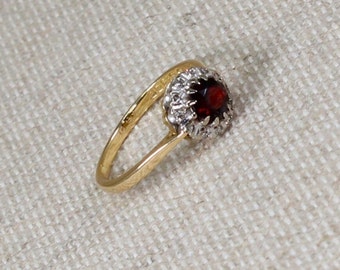 Vintage 18ct Gold Garnet & Diamond Cluster Ring