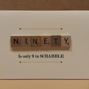 Puede incluir: Una tarjeta blanca con la palabra "NINETY" deletreada con fichas de Scrabble. Las fichas est&aacute;n dispuestas en l&iacute;nea y cada ficha tiene un n&uacute;mero. La tarjeta tambi&eacute;n tiene el texto "Is only 9 in SCRABBLE" impreso en ella.