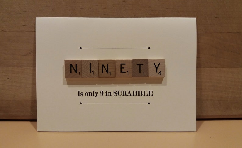 Puede incluir: Una tarjeta blanca con la palabra "NINETY" deletreada con fichas de Scrabble. Las fichas est&aacute;n dispuestas en l&iacute;nea y cada ficha tiene un n&uacute;mero. La tarjeta tambi&eacute;n tiene el texto "Is only 9 in SCRABBLE" impreso en ella.