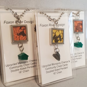 Collier Monopoly, double face, chance et coffre communautaire, cartes Monopoly réelles, jeton en métal ou maison emblématique, cartes fermées en verre
