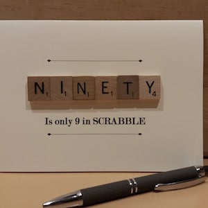 Puede incluir: Una tarjeta blanca con la palabra "NINETY" deletreada con fichas de Scrabble. El texto "Is only 9 in SCRABBLE" est&aacute; impreso debajo de las fichas.