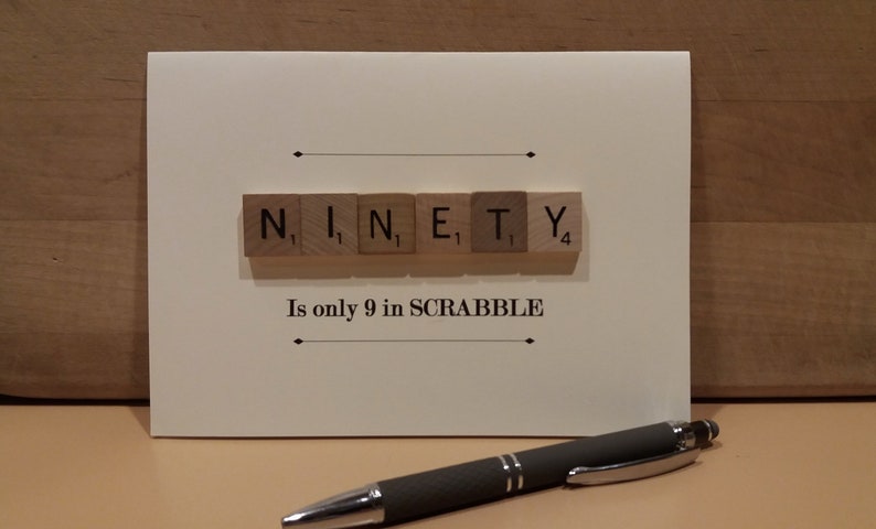 Puede incluir: Una tarjeta blanca con la palabra "NINETY" deletreada con fichas de Scrabble. El texto "Is only 9 in SCRABBLE" est&aacute; impreso debajo de las fichas.