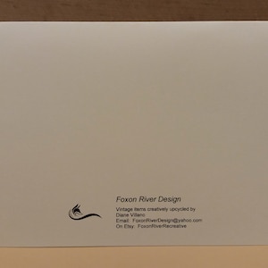 Puede incluir: Una tarjeta blanca con texto negro que dice "Foxon River Design" e incluye informaci&oacute;n de contacto para el negocio. El texto dice "Art&iacute;culos vintage reciclados creativamente por Diane Villano. Correo electr&oacute;nico: FoxonRiverDesign@yahoo.com. En Etsy: FoxonRiverRecreative."