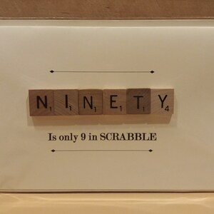 Puede incluir: Una tarjeta blanca con la palabra "NINETY" deletreada con fichas de Scrabble. Las fichas est&aacute;n dispuestas en l&iacute;nea y el valor num&eacute;rico de cada ficha es visible. La tarjeta tambi&eacute;n incluye el texto "Is only 9 in SCRABBLE".