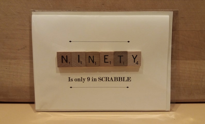 Puede incluir: Una tarjeta blanca con la palabra "NINETY" deletreada con fichas de Scrabble. Las fichas est&aacute;n dispuestas en l&iacute;nea y el valor num&eacute;rico de cada ficha es visible. La tarjeta tambi&eacute;n incluye el texto "Is only 9 in SCRABBLE".