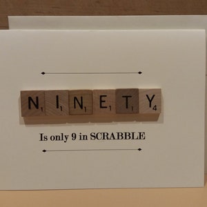 Puede incluir: Una tarjeta blanca con la palabra "NINETY" deletreada con fichas de Scrabble. Las fichas est&aacute;n dispuestas en una l&iacute;nea y los valores de puntos son visibles. El texto "Is only 9 in SCRABBLE" est&aacute; impreso debajo de las fichas.