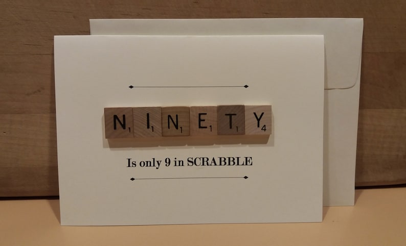 Puede incluir: Una tarjeta blanca con la palabra "NINETY" deletreada con fichas de Scrabble. Las fichas est&aacute;n dispuestas en una l&iacute;nea y los valores de puntos son visibles. El texto "Is only 9 in SCRABBLE" est&aacute; impreso debajo de las fichas.