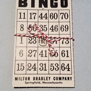 Jeu de 5 cartes de BINGO vintage, Milton Bradley, noir et crème, cartes de bingo en carton occasion, fabrication de cartes, reliure, techniques mixtes, journal