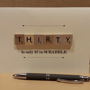Puede incluir: Una tarjeta blanca con la palabra "THIRTY" deletreada con fichas de Scrabble. El texto debajo de las fichas dice "Is only 12 in SCRABBLE".