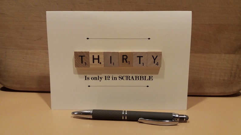 Puede incluir: Una tarjeta blanca con la palabra "THIRTY" deletreada con fichas de Scrabble. El texto debajo de las fichas dice "Is only 12 in SCRABBLE".