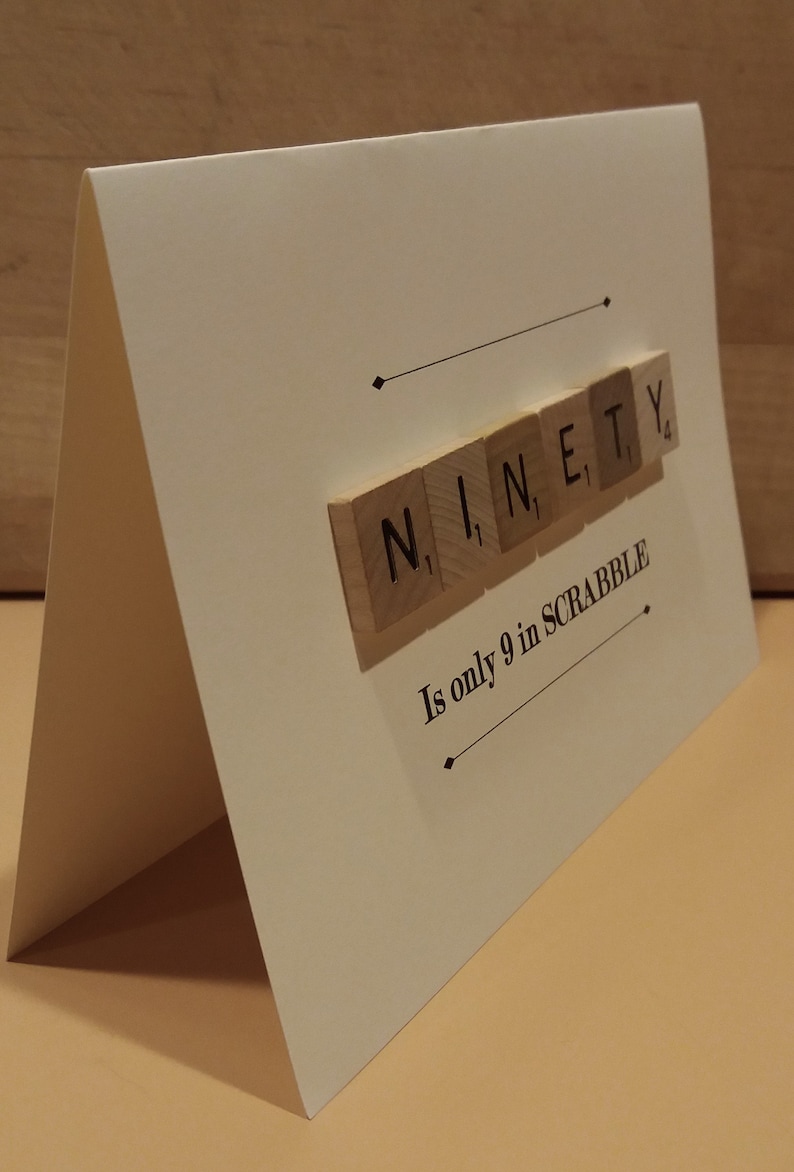 Puede incluir: Una tarjeta blanca con la palabra "NINETY" deletreada con fichas de Scrabble. El texto "Is only 9 in SCRABBLE" est&aacute; impreso debajo de las fichas.