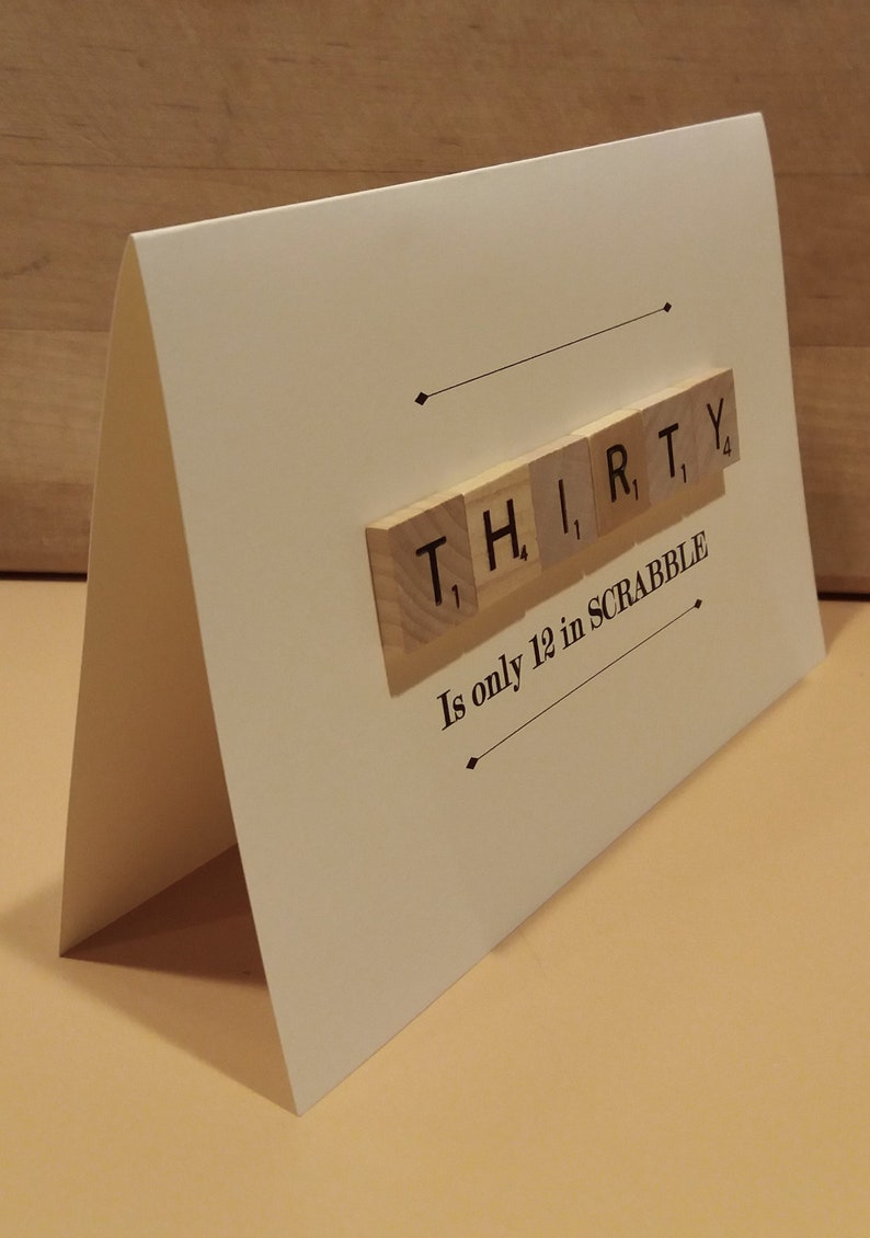 Puede incluir: Una tarjeta blanca con la palabra "THIRTY" deletreada con fichas de Scrabble. La tarjeta dice "Solo vale 12 puntos en SCRABBLE".