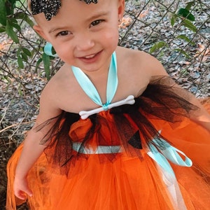 Adorable Pebble Flintstone costume perfect for babies and toddlers. Halloween. Sparkling.
