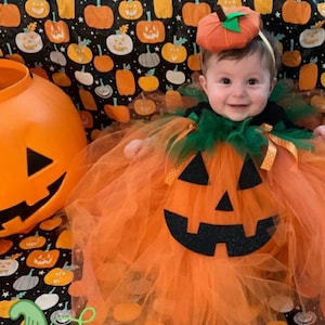 Adorable Tulle pumpkin costume perfect for babies and toddlers. Halloween. Sparkling.