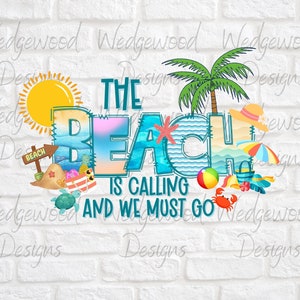 Może przedstawiać: Kolorowy projekt graficzny z tekstem "The Beach is Calling and We Must Go". Projekt przedstawia scenę plażową z palmą, słońcem, parasolem plażowym, torbą plażową, piłką plażową, krabem, żółwiem i zamkiem z piasku.