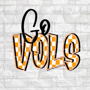 Può includere: Un design grafico con le parole "Go Vols" in nero e arancione. La parola "Go" è in corsivo e "VOLS" è in lettere maiuscole con un motivo a scacchiera arancione e bianco.