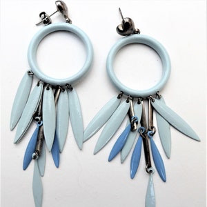 Ohringen. 1950, emailliert, mint, blau, Ohrstecker, Herzstecker, Kreiselement, Blattformen, an Ringen aufgehängt