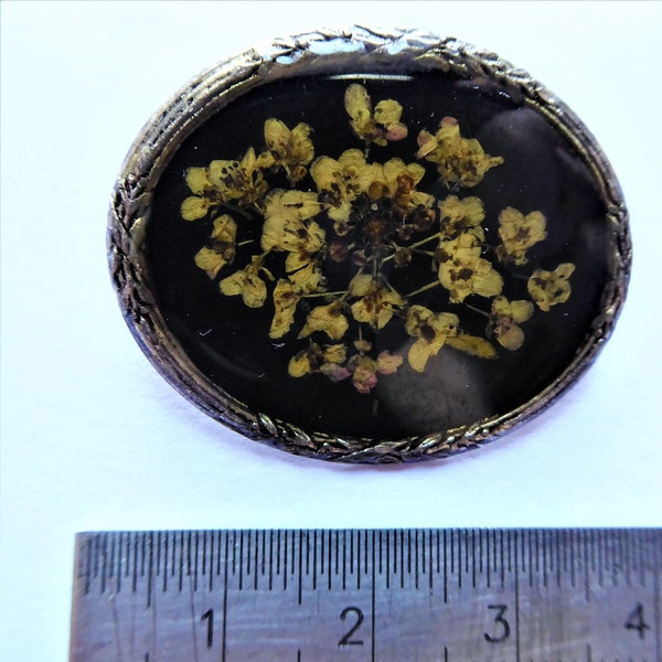 Brosche, kleine echte Blüten, schwarzer Grund, oval, silberfarbener Rahmen, 3,5 x 3 cm