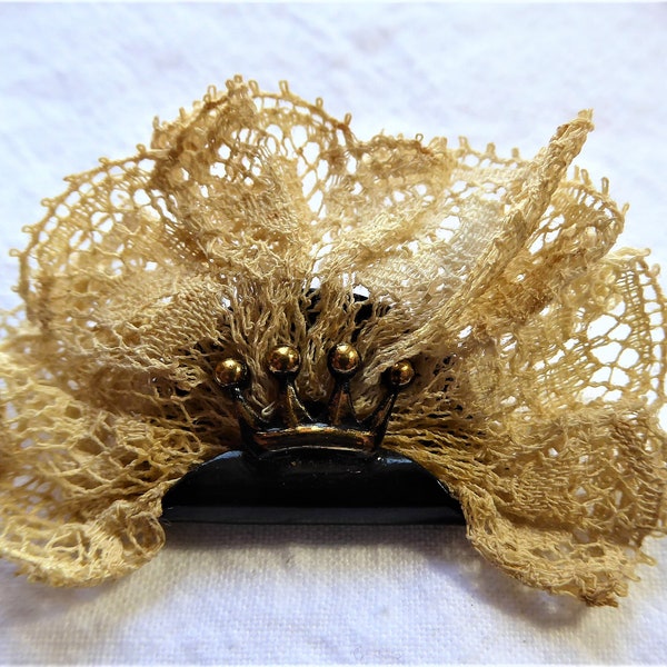 rare petite broche, tissu de dentelle encadré, écru, couronne, 4 broches, laiton laqué noir, 5 cm x 3 cm