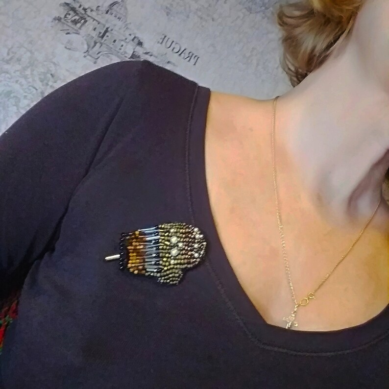 Inauguration 2021 Bernie/'s Mittens beaded pin Embroidered brooch in the shape of a Bernie Sanders mitten