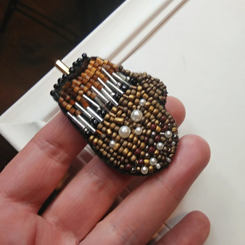 Inauguration 2021 Bernie/'s Mittens beaded pin Embroidered brooch in the shape of a Bernie Sanders mitten