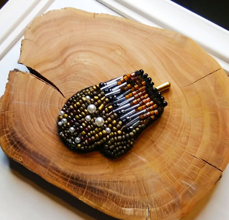 Inauguration 2021 Bernie/'s Mittens beaded pin Embroidered brooch in the shape of a Bernie Sanders mitten