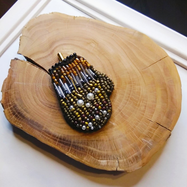 Inauguration 2021 Bernie/'s Mittens beaded pin Embroidered brooch in the shape of a Bernie Sanders mitten