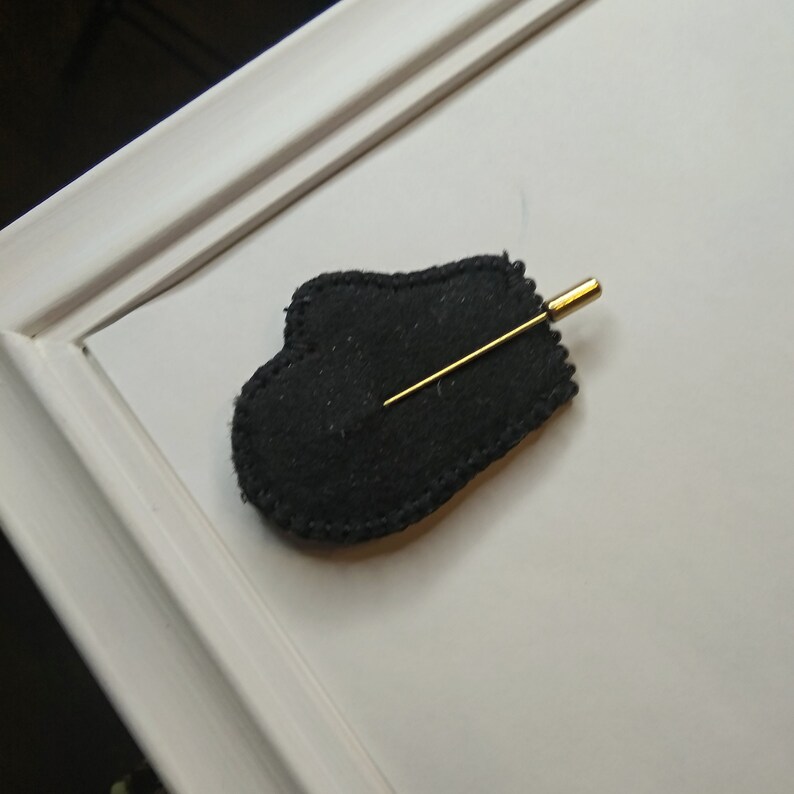 Inauguration 2021 Bernie/'s Mittens beaded pin Embroidered brooch in the shape of a Bernie Sanders mitten