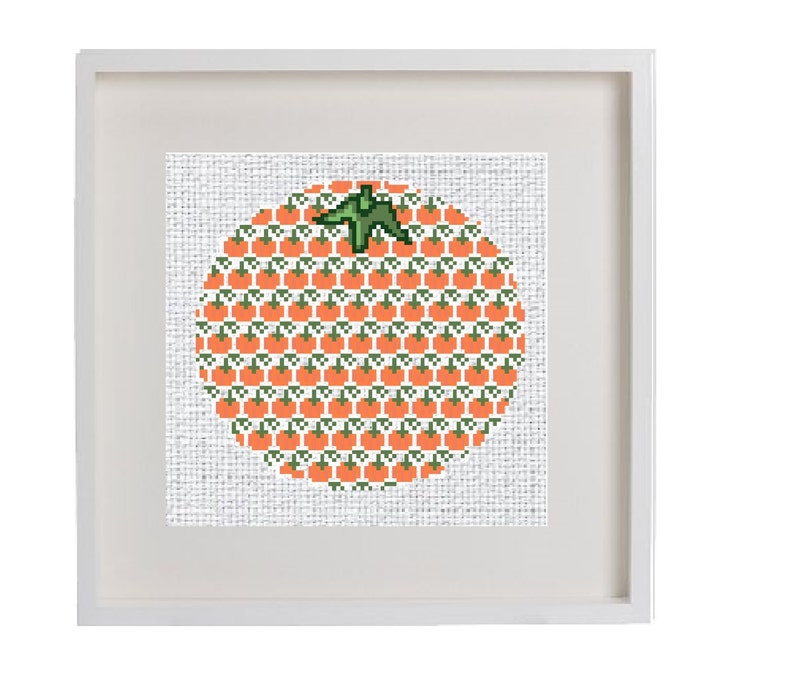 K&ouml;nnte beinhalten: Ein gerahmtes Kreuzstich-Kunstwerk, das eine gro&szlig;e orange Frucht darstellt, die aus kleineren orangen Fr&uuml;chten mit gr&uuml;nen Bl&auml;ttern besteht. Das Kunstwerk befindet sich auf einem wei&szlig;en Hintergrund.