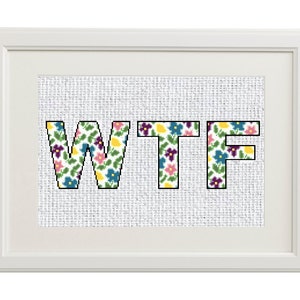 Könnte beinhalten: Ein gerahmtes Kreuzstich-Design mit den Buchstaben "WTF" in einem floralen Muster mit rosa, gelben, blauen und violetten Blumen.
