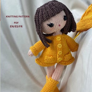 Patrón PDF Muñeca Tejida a Dos Agujas – Doll Knitting Pattern con Fotos y Vídeos | Tutorial en Español, Inglés y Francés
