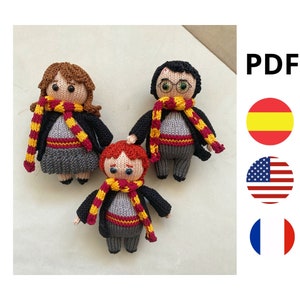 Puede incluir: Muñecos amigurumi de punto de Harry Potter, Ron Weasley y Hermione Granger. Los muñecos llevan sus uniformes y bufandas de la escuela de Hogwarts. Los muñecos miden aproximadamente 15 cm de alto.