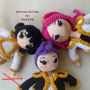 Puede incluir: Tres muñecas de punto con diferentes colores de pelo y atuendos. Las muñecas tienen ojos de botón negros y visten chaquetas negras, blancas y doradas. El texto "KNITTING PATTERN PDF EN/ES/FR" está en la parte superior.