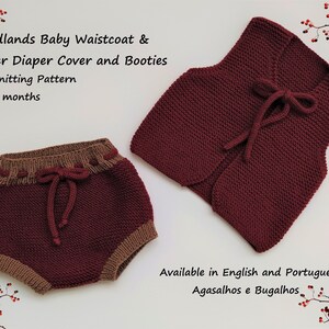 Pode incluir: Padrão de tricô para um colete, uma capa de fralda e botinhas para bebê de cor bordô. O padrão está disponível em inglês e português. O padrão é para tamanhos de 0 a 24 meses.
