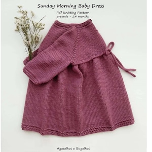 Könnte beinhalten: Ein gestricktes Babykleid in staubigem Rosaton mit langen Ärmeln und einer Schleife in der Taille. Das Kleid liegt flach auf einer weißen Oberfläche. Der Text "Sunday Morning Baby Dress" und "Pdf Knitting Pattern" ist auf dem Bild zu sehen.
