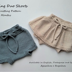 Peut inclure: Deux jupes-culottes en tricot pour bébé, l'une en bleu clair et l'autre en beige, avec une taille à cordon. Les jupes-culottes sont disponibles en anglais, portugais et espagnol. "Spring Duo Skorts" et "Pdf Knitting Pattern" sont écrits au-dessus des jupes-culottes.