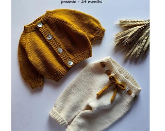 Könnte beinhalten: Senfgelbe Baby-Strickjacke mit Knopfverschluss und cremefarbene Babyhose. Der Text auf dem Bild lautet: CALENDULA BABY CARDIGAN & PANTS, PDF Strickmuster, Frühchen - 24 Monate. Das Set ist für Babys.