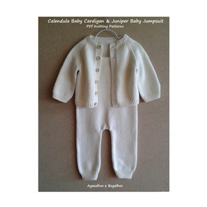 Pode incluir: Um conjunto de bebé em tricô branco, composto por um cardigan e um macacão. O cardigan tem fecho de botões e o macacão tem decote redondo. O conjunto está num cabide com o texto "Calendula Baby Cardigan & Juniper Baby Jumpsuit PDF Knitting Patterns" em cima e "Agasalhos e Bugalhos" em baixo.