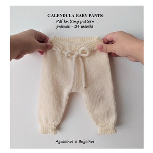 Op de afbeelding: Crèmekleurige gebreide babybroek met een trekkoord. De broek is gemaakt van een zacht, getextureerd garen. De afbeelding bevat de tekst "Calendula Baby Pants Pdf knitting pattern preemie - 24 months Agasalhos e Bugalhos".