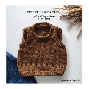 Könnte beinhalten: Eine braune, gestrickte, ärmellose Weste für Kinder. Die Weste ist mit einem einfachen Stichmuster gearbeitet und hat einen runden Halsausschnitt. Das Muster ist als PDF-Download für die Größen 0-14 Jahre erhältlich. Der Text "VERSATILE KIDS VEST" und "pdf knitting pattern 0-14 years" ist über der Weste gedruckt. Der Text "Agasalhos e Bugalhos" ist unter der Weste gedruckt.