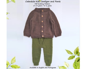 Könnte beinhalten: Ein braunes Strickjäckchen und eine grüne Strickhose für Kinder. Das Jäckchen hat einen Knopfverschluss und die Hose einen Kordelzug. Das Muster ist in Englisch und Portugiesisch verfügbar. Calendula Kids Cardigan and Pants Pdf Knitting Pattern 0-14 years/0-6 years